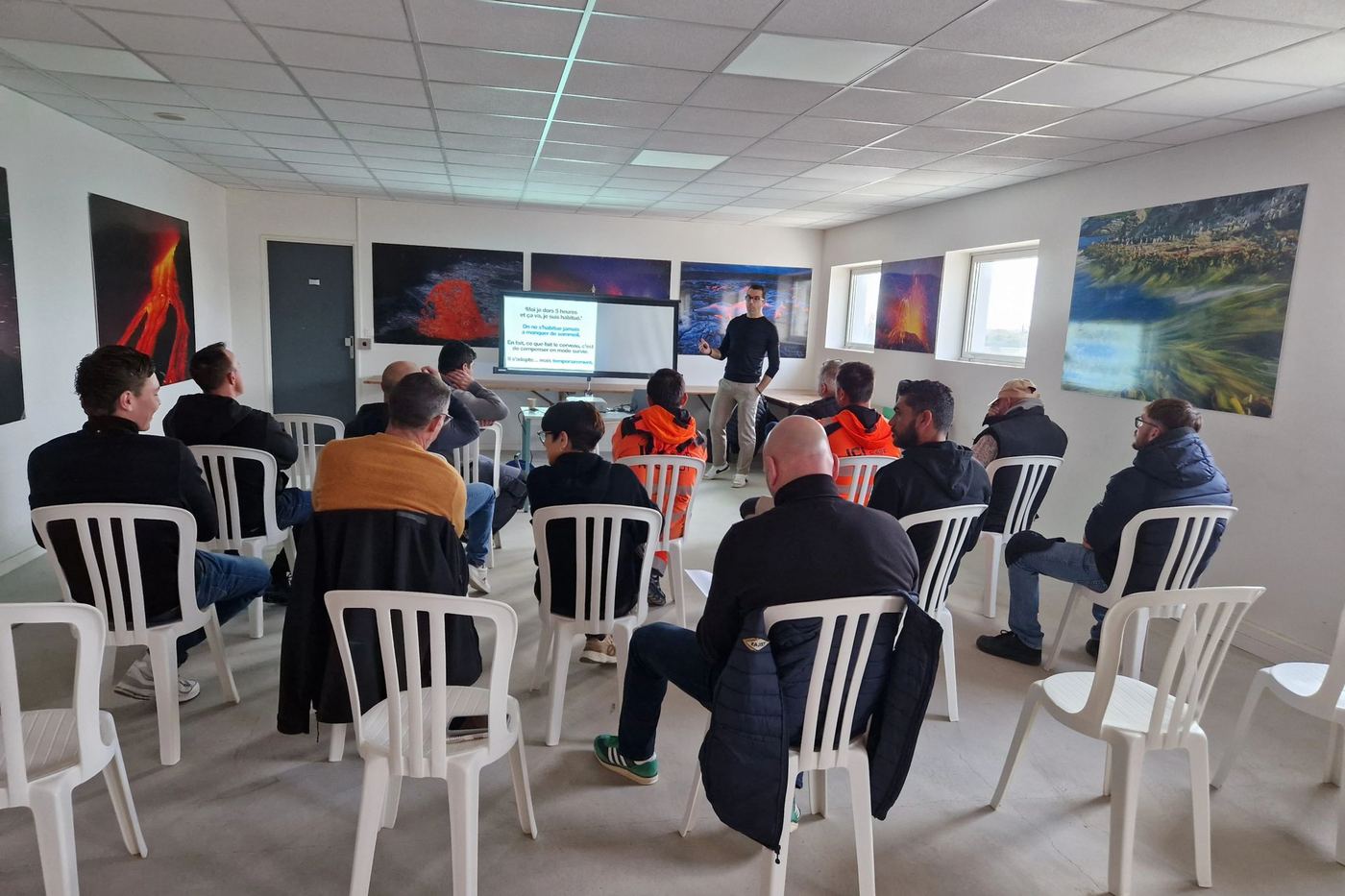 Atelier de prévention santé en entreprise, collaborateurs assis en cercle dans une salle de réunion