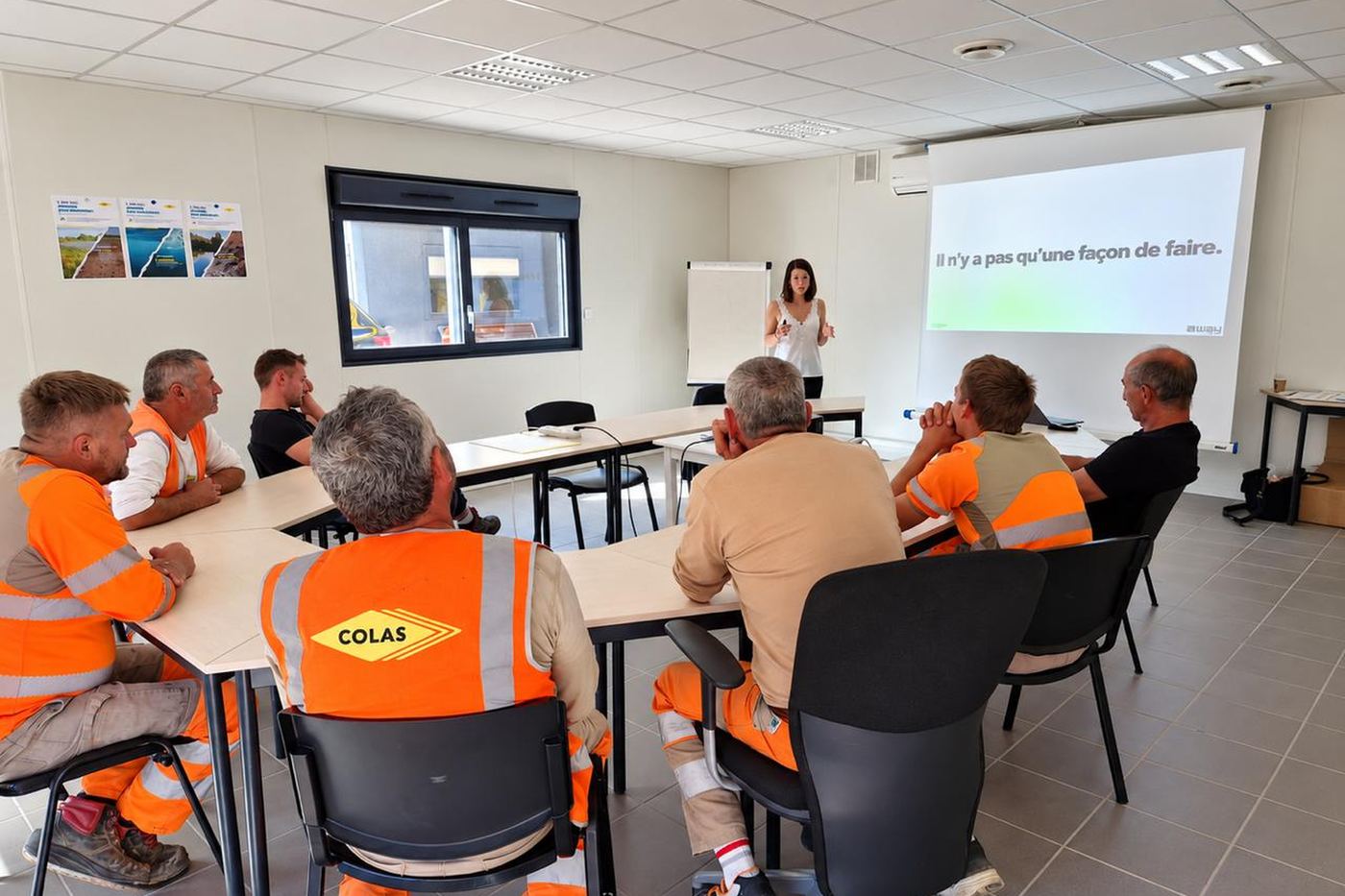 Sophie Mercuzot anime un atelier prévention devant une équipe de terrain en gilets haute visibilité