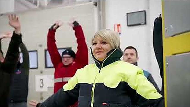 Éveil musculaire collectif réalisé en entrepôt avant la prise de poste
